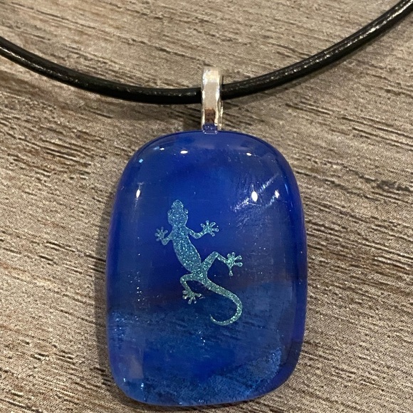 Artisan hand crafted unisex dichroic fused glass lizard pendant on black leather - Picture 9 of 11